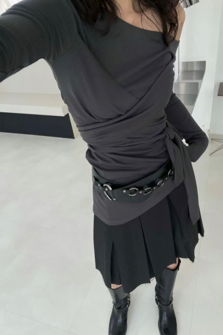 綁帶扭結修身露肩上衣￼