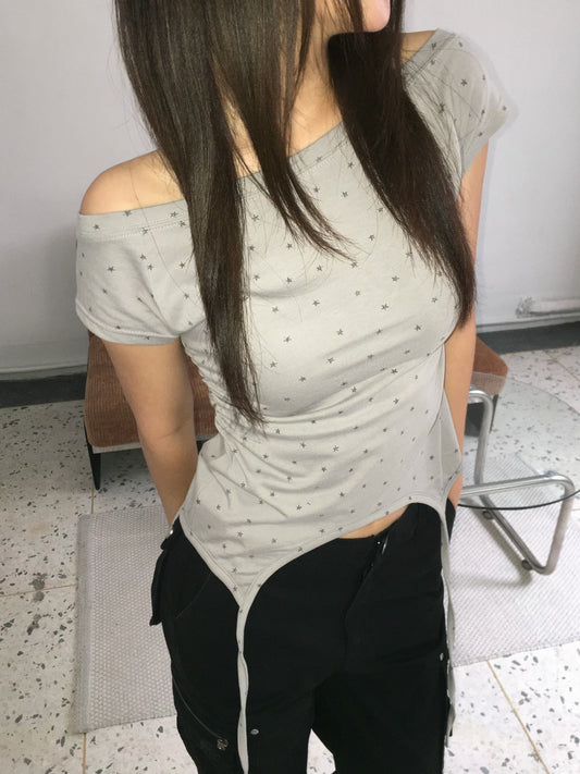 斜肩星星印花上衣