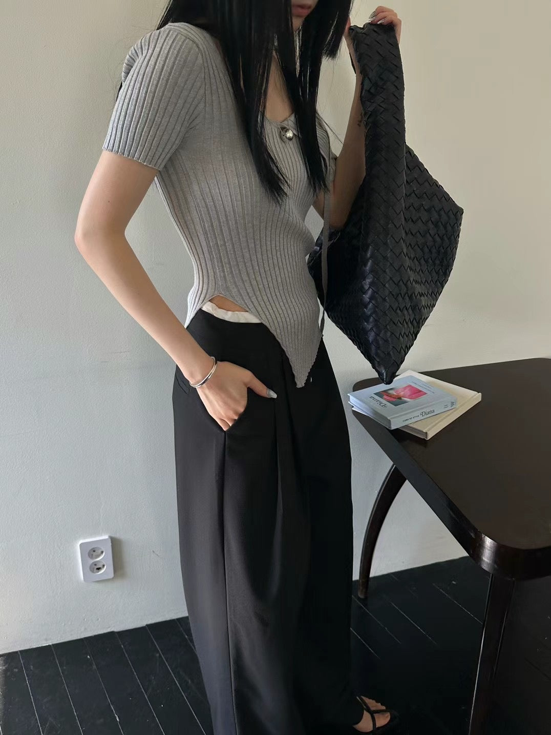 坑紋路肩綁帶上衣￼