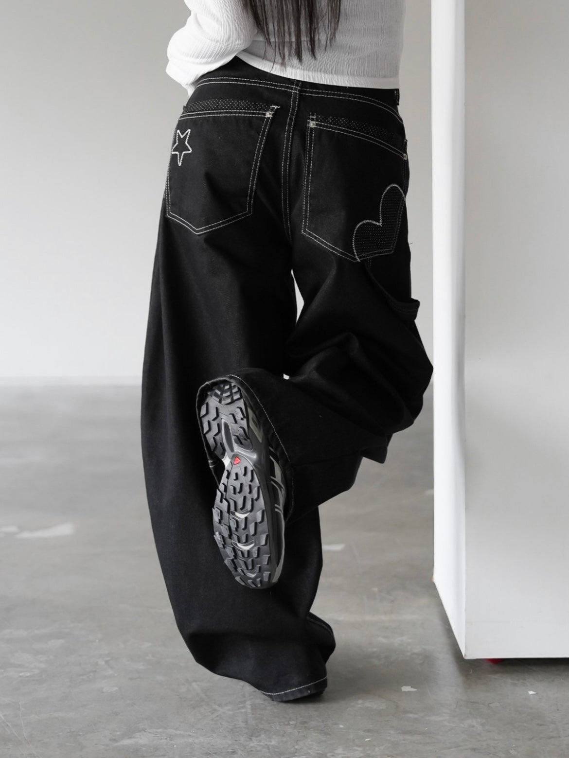 刺繡圖案繭型牛仔褲