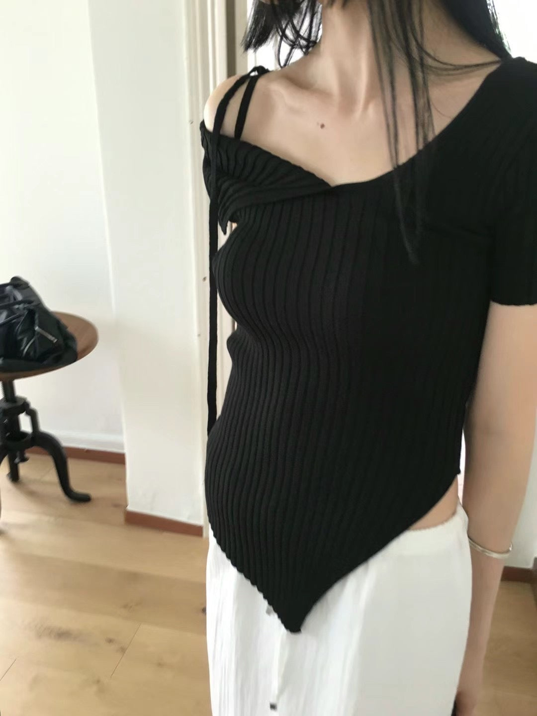 坑紋路肩綁帶上衣￼